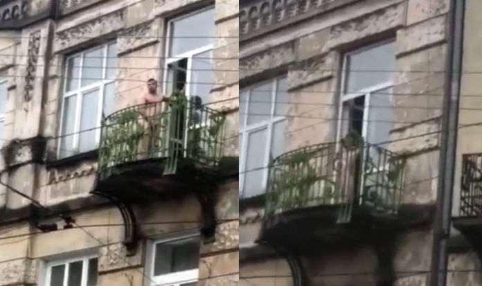 У центрі Львова голий чоловік на балконі мастурбував на очах у перехожих (відео 18+)