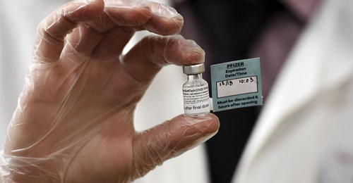 У Нью-Йорку медпрацівника госпіталізували після щеплення вакциною від коронавірусу Pfizer та BioNTech