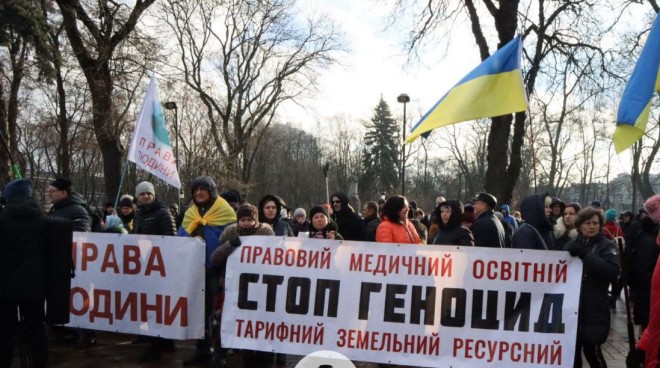У Києві противники вакцинації влаштували акцію протесту, поліція посилила безпекові заходи. Фото та відео