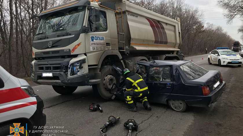 Смертельна ДТП у Кривому Розі: на об’їзній дорозі вантажівка переїхала легковик