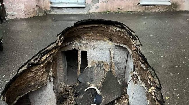 У центрі Києва провалився асфальт: внизу виявився підвал історичної садиби (фото)