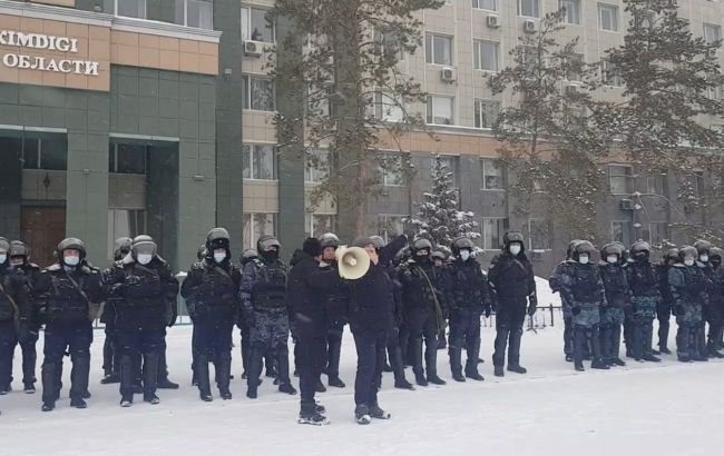 Ситуація в Казахстані: в Актобе поліція перейшла на бік протестувальників, люди штурмують адміністрацію