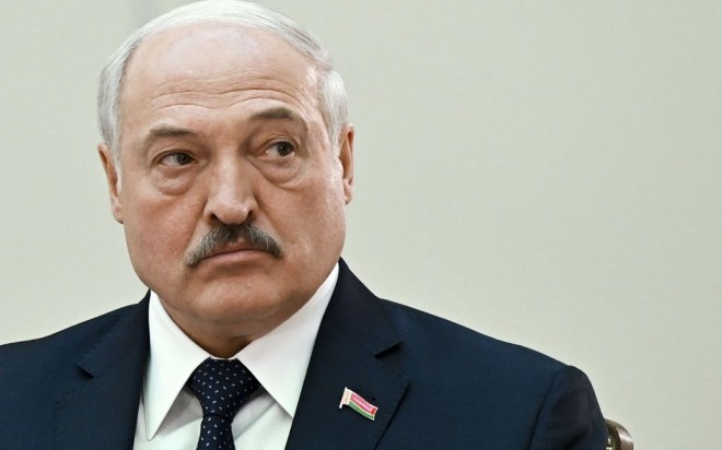 Лукашенко вручив букет людині без рук (відео)