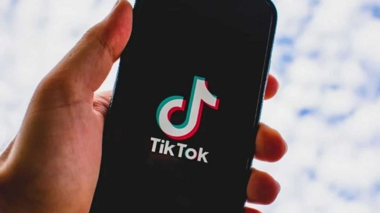 TikTok зупиняє роботу в Росії
