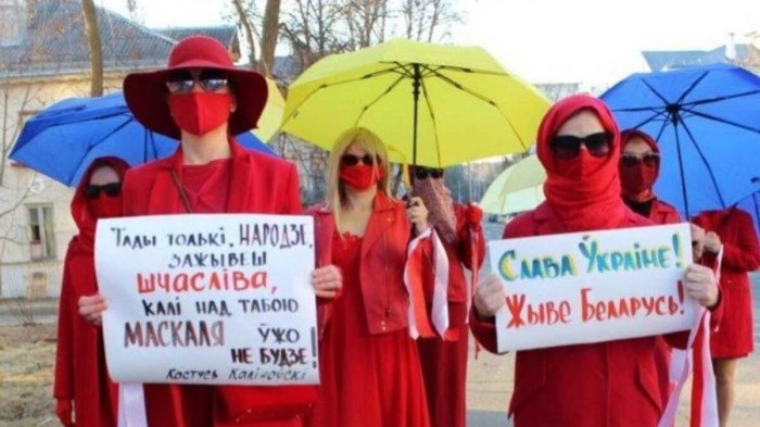 З жовто-блакитними парасольками: в Мінську жінки влаштували акцію на підтримку України
