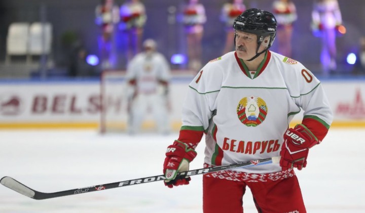 Лукашенку зацідили в обличчя під час хокейного матчу (фото, відео)