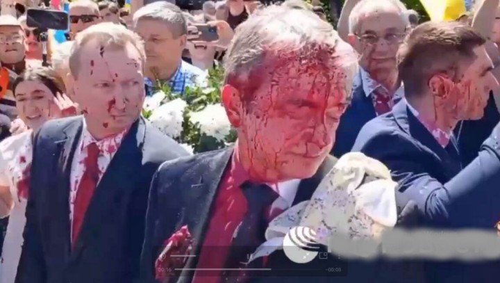 Посла РФ у Польщі облили червоною фарбою і закидали трусами (відео)