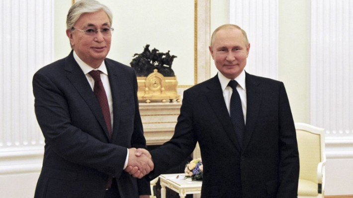 Путін зустрівся з президентом Казахстану і знову не зміг вимовити його ім’я: відео