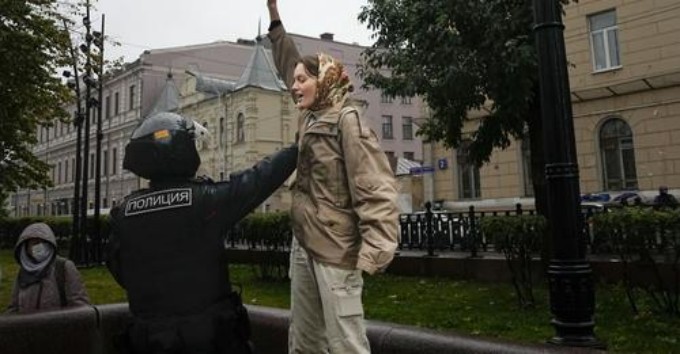 “РФ напала на Україну. Ми не сліпі!”: на мітингу російські жінки змусили втекти чиновника