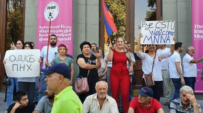 В Єревані сотні людей вимагають виходу з ОДКБ і розмахують прапорами України та США (фото і відео)