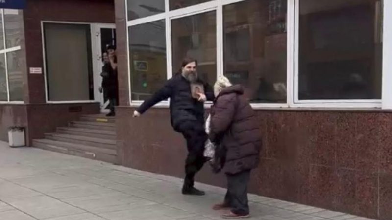 У Москві чоловік в рясі та з іконою прибрав “конкурентку” ударом ноги: відео