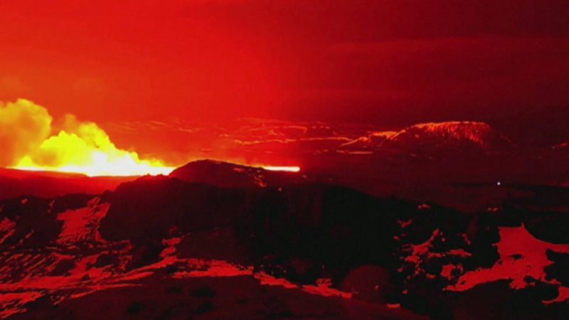 😱🌋В Ісландії потужне виверження вулкану на півострові Рейк’янес: влада оголосила надзвичайний стан та евакуацію