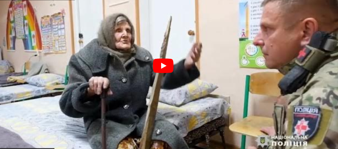 🥹💔У 98 років зробила неможливе: літня жінка, опираючись на дерев’яні палки, пішки вийшла з окупованої частини Очеретиного