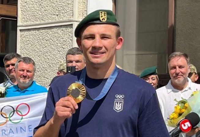 “Пишаюся тим, що я українець”: олімпійський чемпіон з боксу Олександр Хижняк повернувся до Києва