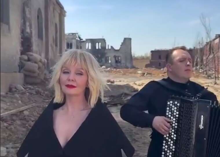 Прихильниця путіна Валерія заспівала пісню на тлі зруйнованого міста: Мінкульт України звернеться до СБУ