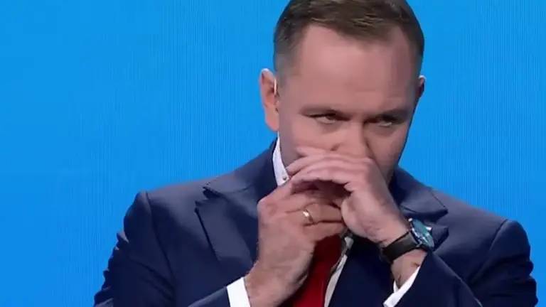 Каже, що взяв жуйку: кандидат у президенти Польщі Навроцький шокував жестом на теледебатах