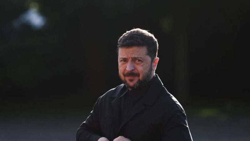 Зеленський вперше за роки повномасштабної війни з’явився у костюмі. Відео