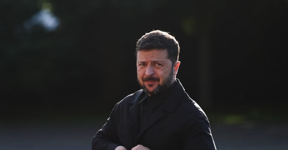 Зеленський вперше за роки повномасштабної війни з’явився у костюмі. Відео