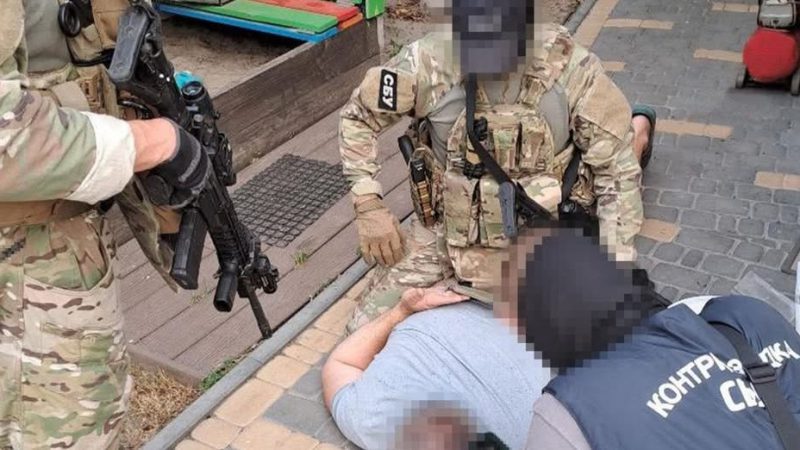 Отримували “відкати” з-за кордону: посадовці паспортної служби збагатилися на 21 млн