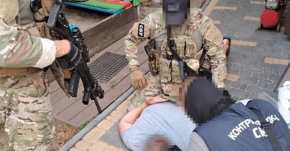 Отримували “відкати” з-за кордону: посадовці паспортної служби збагатилися на 21 млн