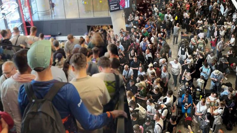 В аеропортах Росії – колапс: сотні пасажирів годинами не випускають через загрозу БпЛА