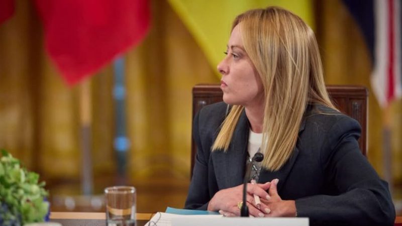 “От-от помре від нудьги”: у мережі обговорюють кумедний вигляд Мелоні на зустрічі з Трампом