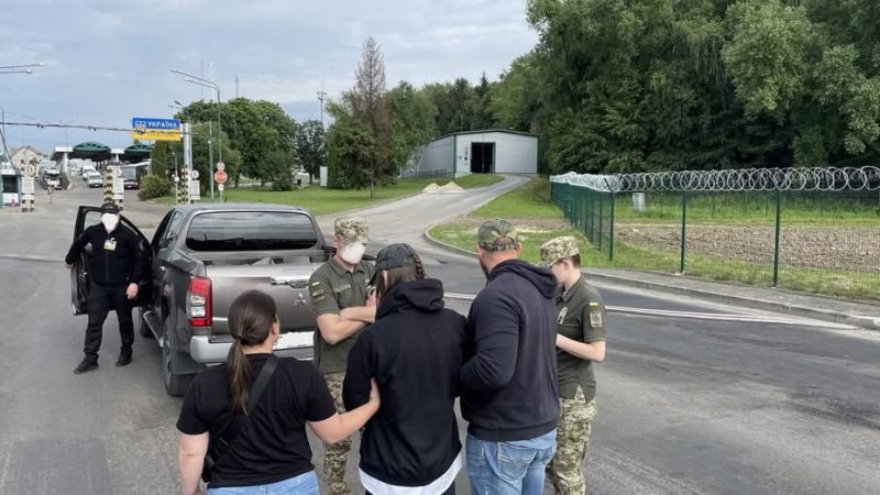 США вперше депортували українських біженців (фото)