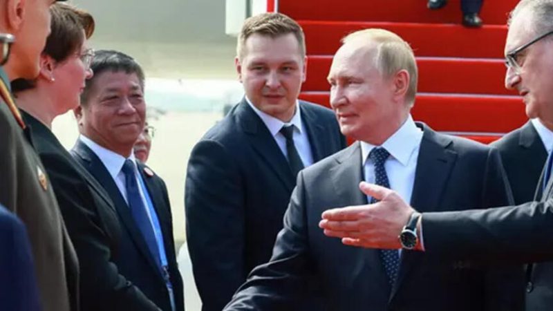 Зустрічали з червоною доріжкою: чому Путін прибув у Китай у “переломний” момент перемовин щодо України