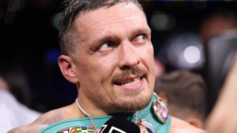 WBO наказала Усику надати оновлений медичний висновок після появи відео, де Олександр танцює і грає в футбол