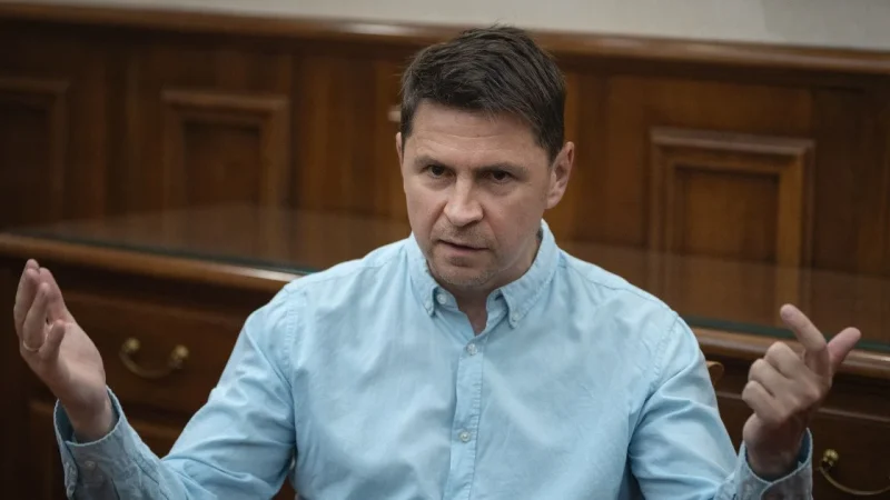 Як повернути українців з-закордону: Подоляк назвав ключові умови