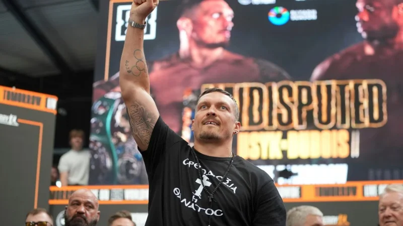 Усик 7 січня привітав українців з Різдвом – відеозвернення на тлі церкви