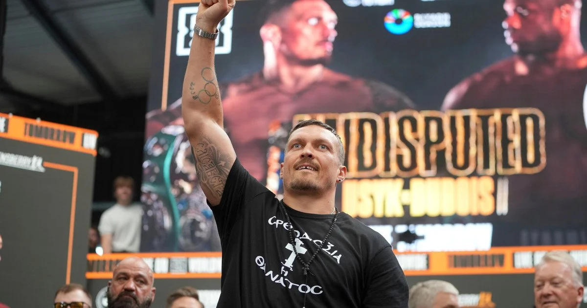 Усик 7 січня привітав українців з Різдвом – відеозвернення на тлі церкви