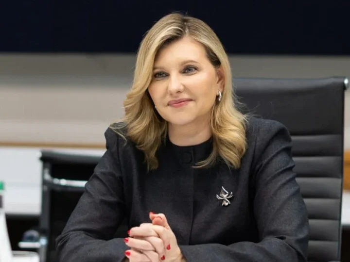 Олена Зеленська з’явилася на діловій зустрічі з новою брошкою і червоним манікюром