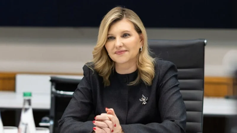 Олена Зеленська з’явилася на діловій зустрічі з новою брошкою і червоним манікюром