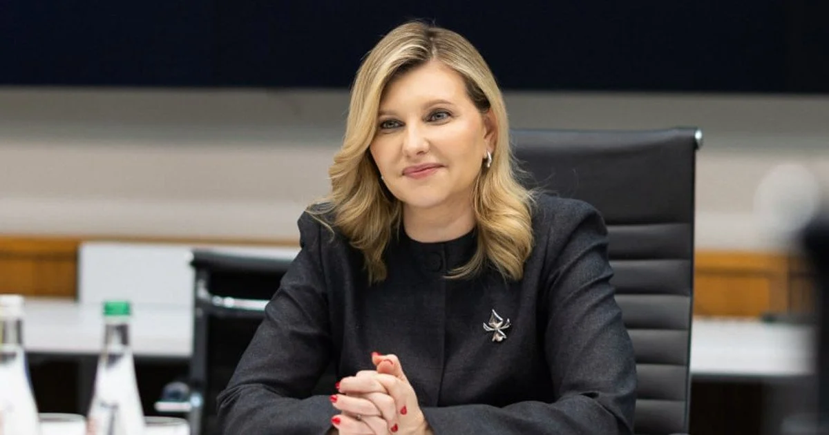 Олена Зеленська з’явилася на діловій зустрічі з новою брошкою і червоним манікюром