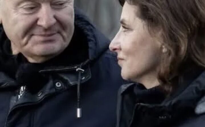 Пoдuвiтьcя, щo Пeтpo пoдapyвaв Мapuнi cьoгoднi нa Дeнь нapoджeння