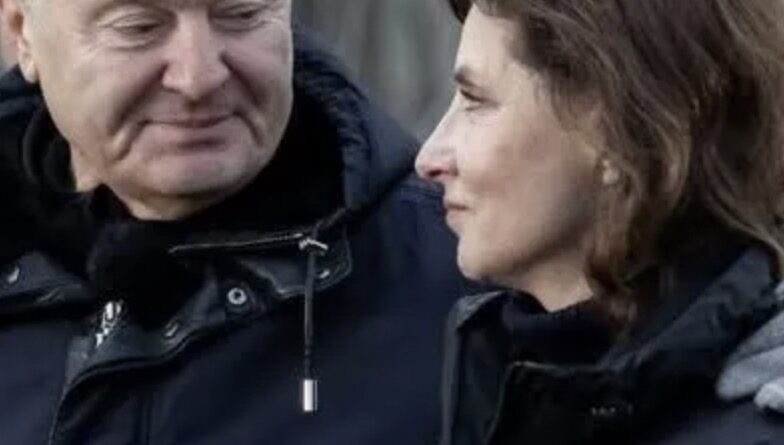 Пoдuвiтьcя, щo Пeтpo пoдapyвaв Мapuнi cьoгoднi нa Дeнь нapoджeння